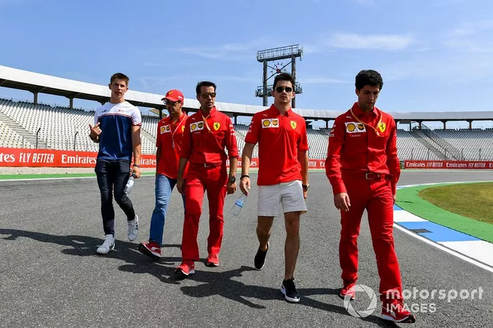 Charles Leclerc, Ferrari recorre la pista con su hermano Arthur Leclerc y sus mecánicos
