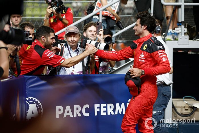 El hombre de la pole Carlos Sainz, Scuderia Ferrari, celebra con un compañero de equipo en Parc Ferme