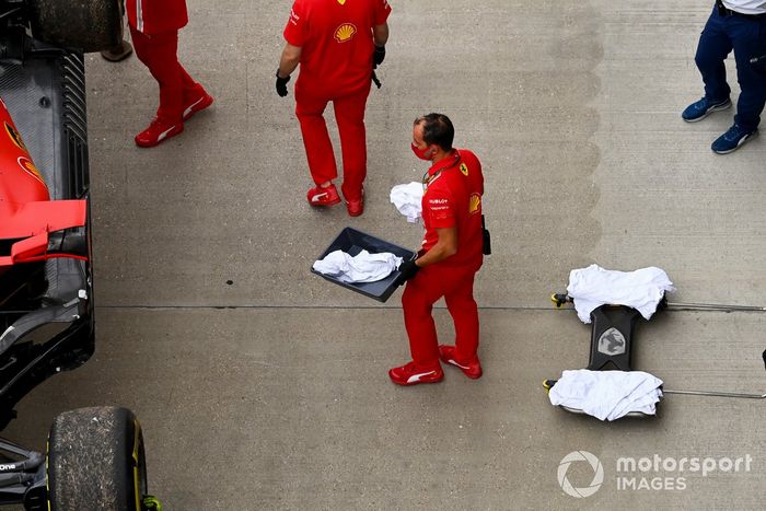 Mecánicos con el coche de Sebastian Vettel, Ferrari SF1000, tras la ruptura