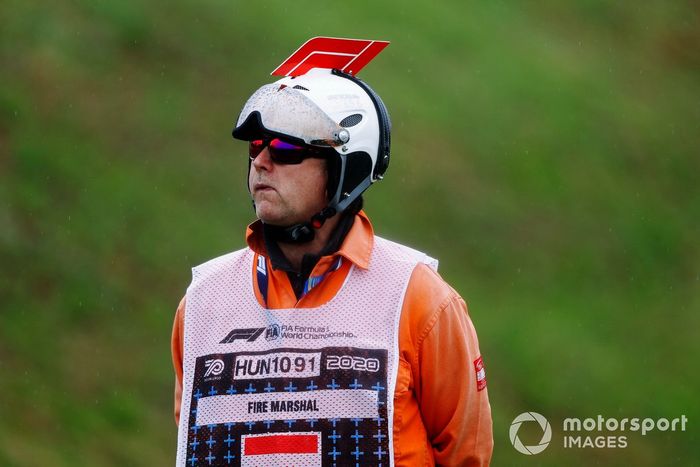 Un oficial de pista lleva un sombrero especial