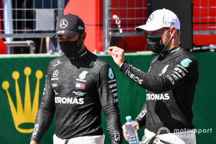 Ganador de la pole Valtteri Bottas, Mercedes-AMG Petronas F1 y Lewis Hamilton, Mercedes-AMG Petronas F1 en parc ferme