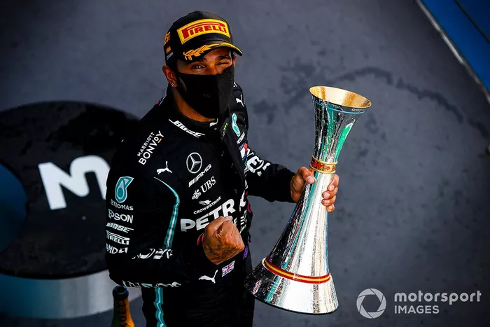 Podio: ganador de la carrera Lewis Hamilton, Mercedes