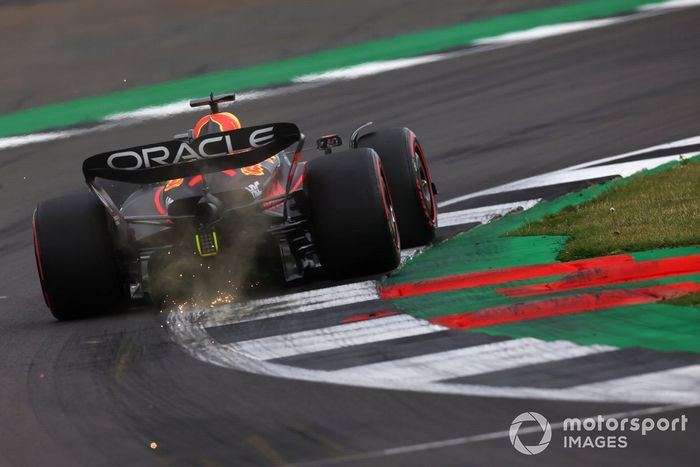 Max Verstappen, Red Bull Racing RB18, echa chispas