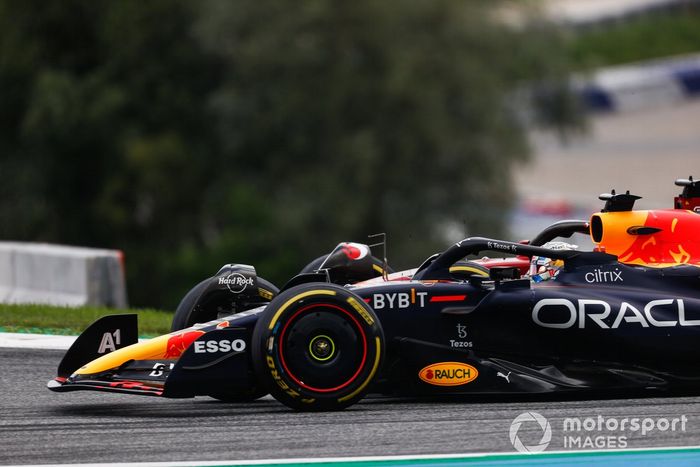 Max Verstappen, Red Bull Racing RB18, lucha con Charles Leclerc, Ferrari F1-75