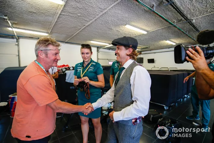 Sebastian Vettel, Aston Martin, se prepara para conducir el Aston Martin Green Pea TT1 de 1922, habla con su propietario Robert Murray