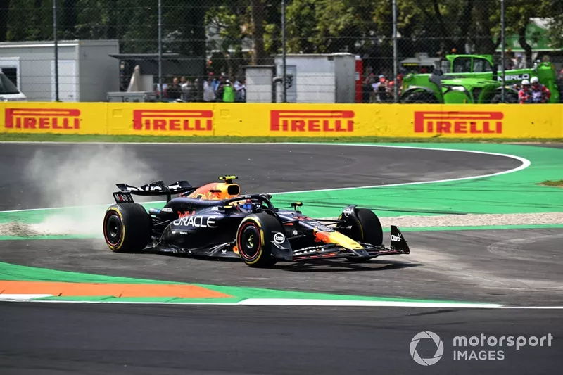 Sergio Perez, Red Bull Racing RB20, manque la chicane
