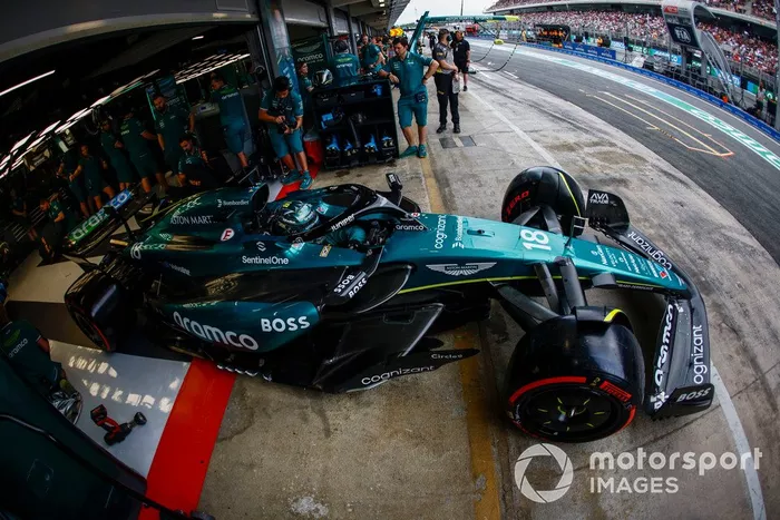 Lance Stroll, Aston Martin AMR24, sale del garaje