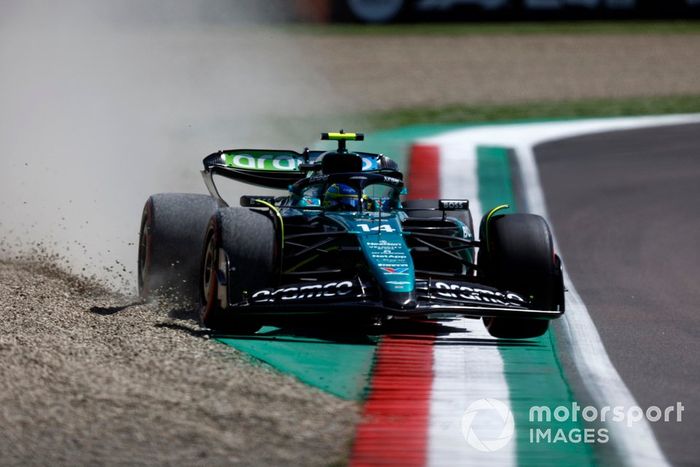 Fernando Alonso, Aston Martin AMR24, se desvía en la grava