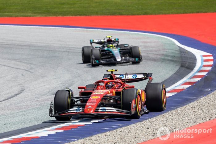 Carlos Sainz, Ferrari SF-24, Lewis Hamilton, Mercedes F1 W15