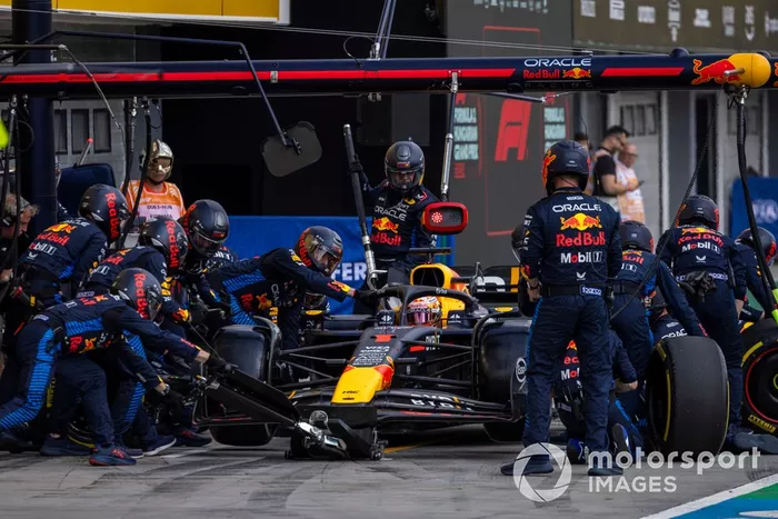 Max Verstappen, Red Bull Racing RB20, hace una parada en boxes