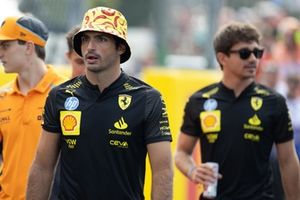 Carlos Sainz, Scuderia Ferrari, durante a parada dos pilotos 