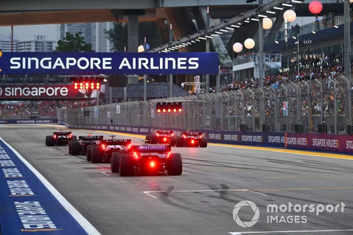 Franco Colapinto, Williams FW46, Esteban Ocon, Alpine A524, Sergio Pérez, Red Bull Racing RB20, se alinean en la parrilla para una práctica de salida.