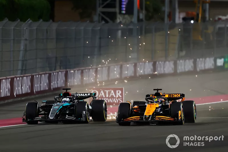 George Russell, Mercedes F1 W15 aux prises avec Oscar Piastri, McLaren MCL38