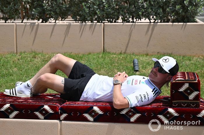 Valtteri Bottas, Mercedes se relaja en el Paddock
