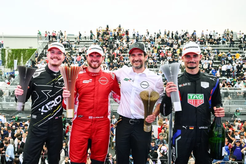 Podium : Oliver Rowland, vainqueur de la course, Nissan Formula E Team, Pascal Wehrlein, TAG Heuer Porsche Formula E Team, deuxième, Dan Ticktum, Kiro Race Co, Tommaso Volpe, directeur général et directeur d'équipe de Nissan Formula E Team, troisième.