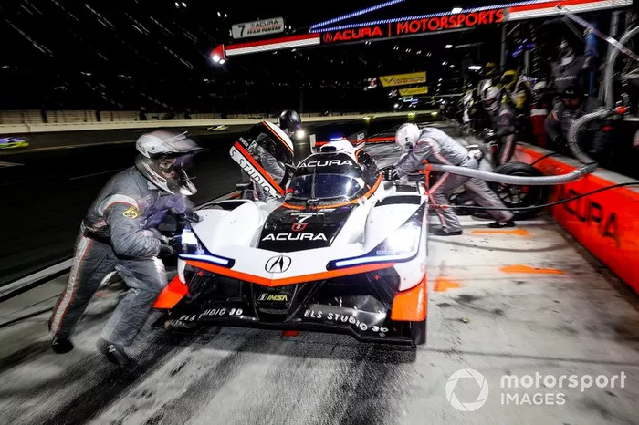 #7 Acura Team Penske Acura DPi, DPi: Helio Castroneves, Ricky Taylor, Alexander Rossi, pit stop