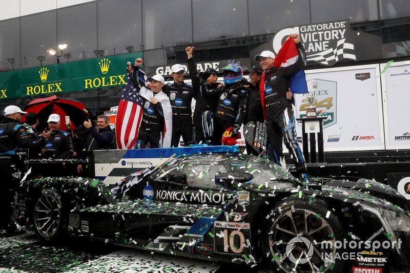 #10 Wayne Taylor Racing Cadillac DPi: Renger Van Der Zande, Jordan Taylor, Fernando Alonso, Kamui Kobayashi, victory celebration, podium