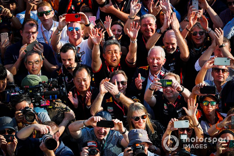 Christian Horner, Team Principal, Red Bull Racing, Helmut Markko, Konsultan, Red Bull Racing, Masashi Yamamoto, Senior Managing Officer, Honda, merayakan podium.