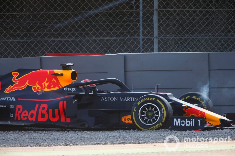 Pierre Gasly, Red Bull Racing RB15, nella ghiaia dopo un contatto con le barriere