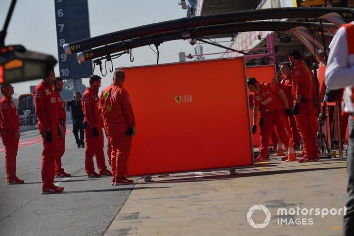 Mecánica de ferrari y pantallas de garaje