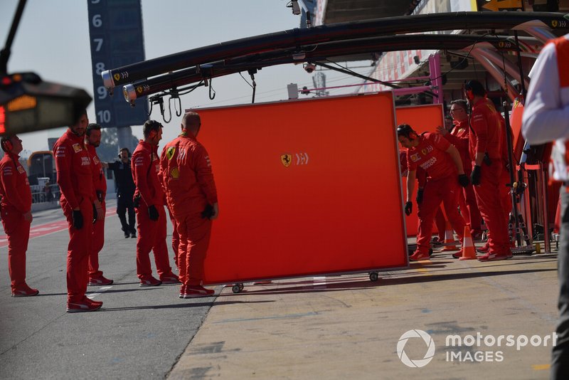 Ferrari mechanics and garage screens