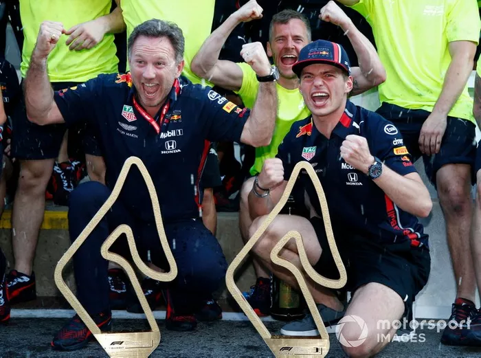 Christian Horner e Max Verstappen, Red Bull Racing festeggiano con il team