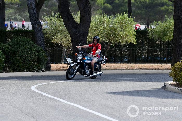 Sebastian Vettel, Ferrari, llega en su moto