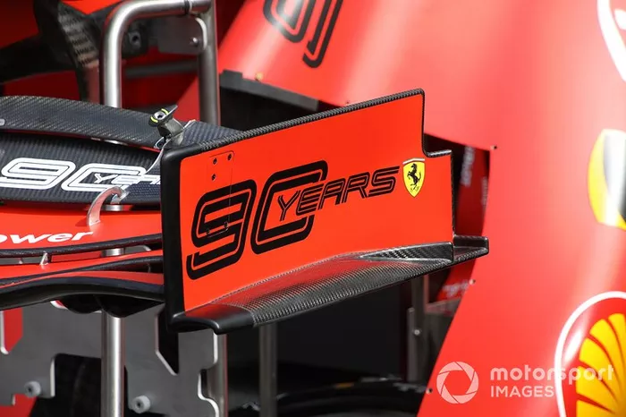 Detalhe da asa dianteira da Ferrari
