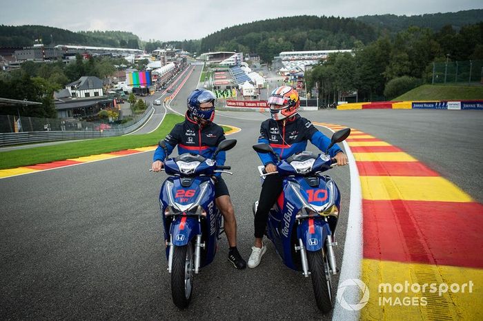 Pierre Gasly, Toro Rosso, sentado a bordo de una motocicleta en Eau Rouge