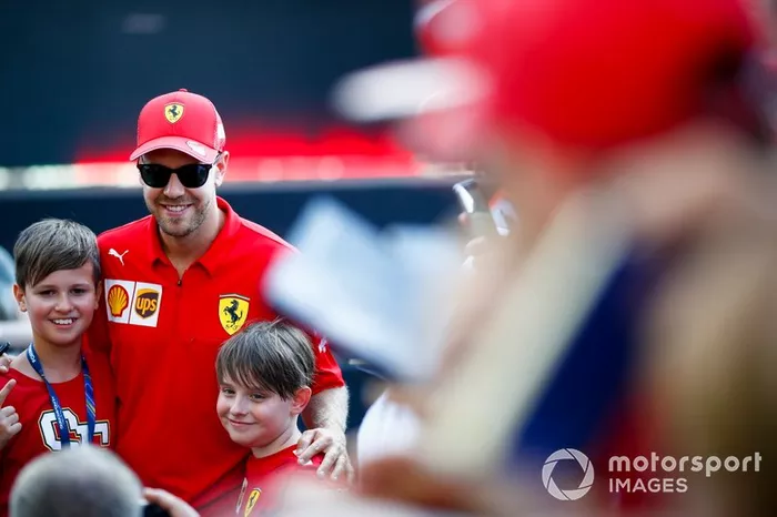 Sebastian Vettel, Ferrari in posa per una foto con i fan