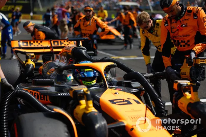 Oscar Piastri, McLaren MCL38, llega a la parrilla