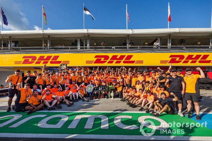 McLaren F1 Team celebra Oscar Piastri, McLaren F1 Team, 1ª posición, Lando Norris, McLaren F1 Team, 2ª posición