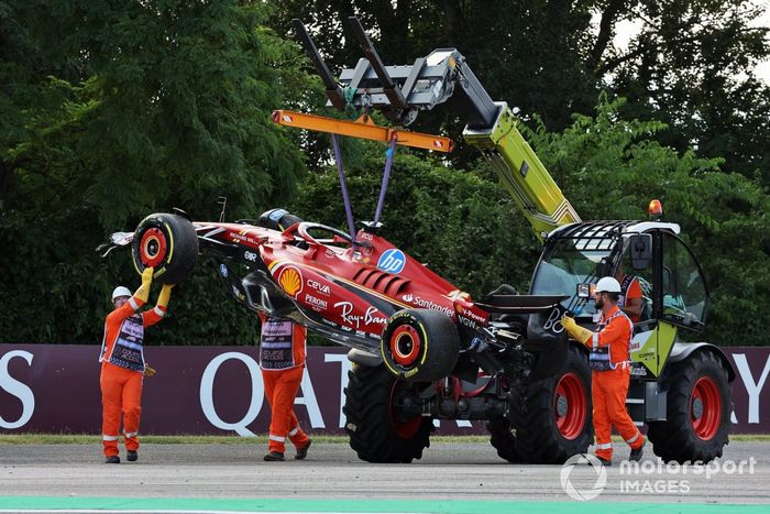 Los comisarios retiran el coche dañado de Charles Leclerc, Ferrari SF-24, del circuito