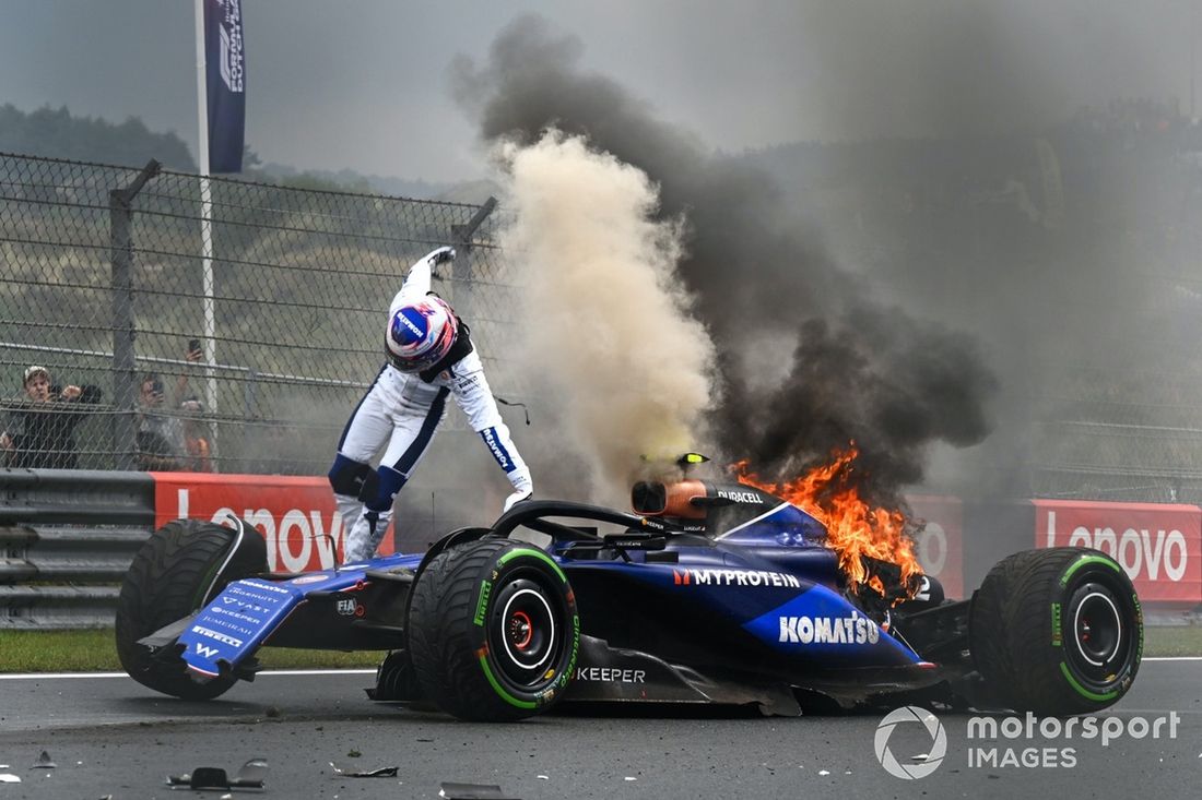 Logan Sargeant, Williams FW46, salta de su coche tras un accidente en la FP3