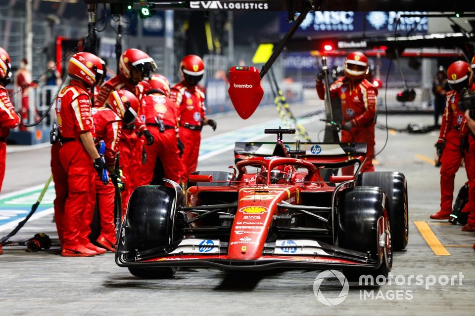 Charles Leclerc, Ferrari SF-24, sale de su box tras una parada