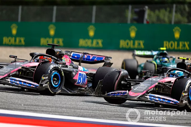 Esteban Ocon, Alpine A524, se bat avec Pierre Gasly, Alpine A524