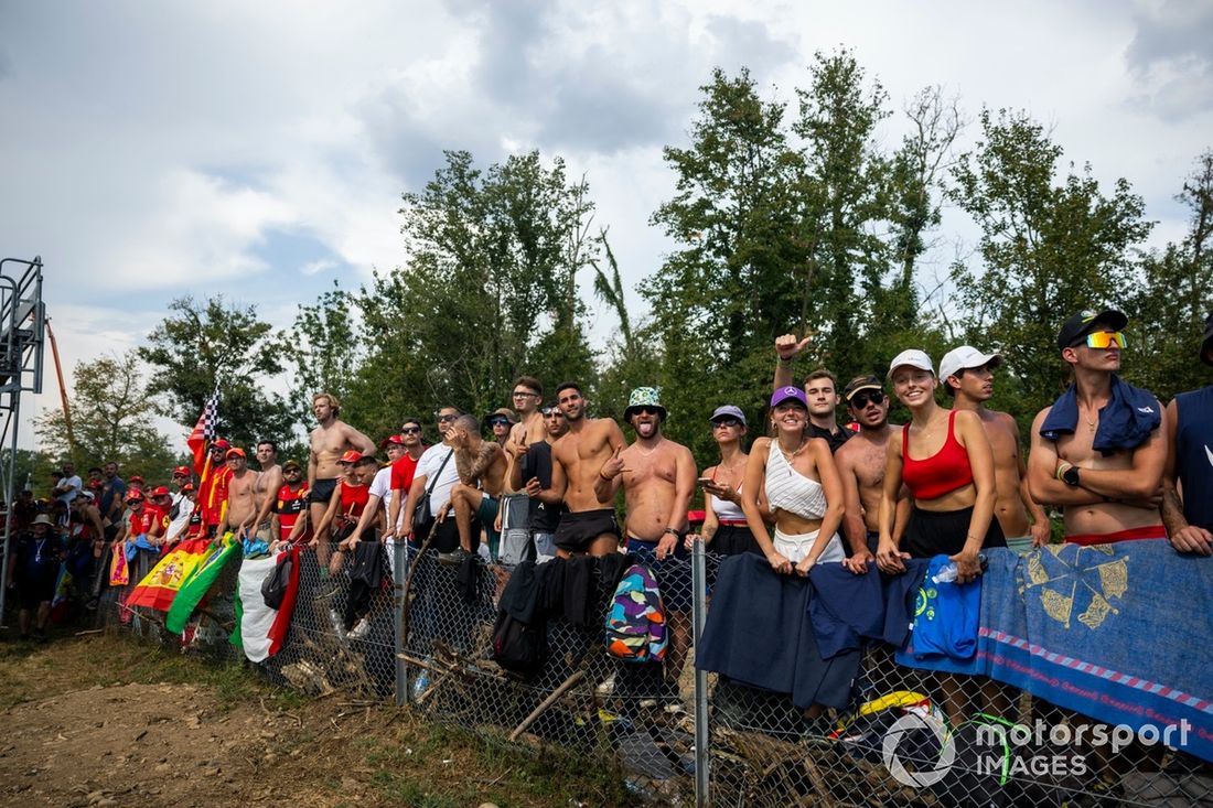 Aficionados de Ferrari sin camiseta observan la carrera