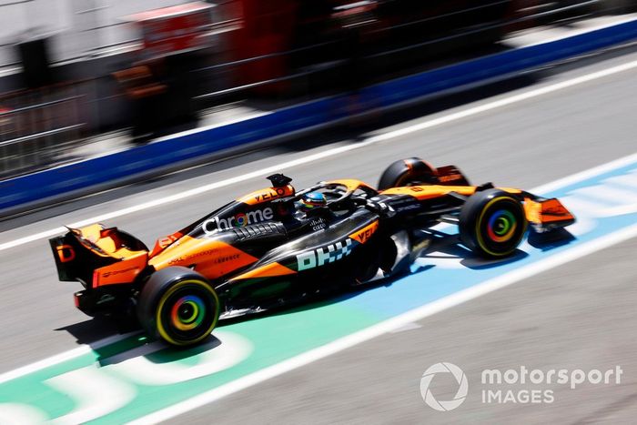 Oscar Piastri, McLaren MCL38, sale de boxes