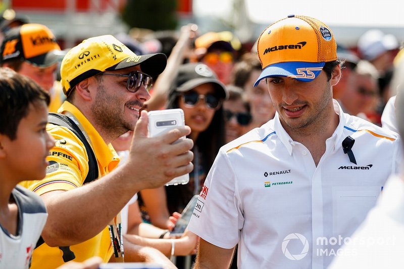 Carlos Sainz Jr., McLaren, Charlie Whiting anısına siyah bant ile