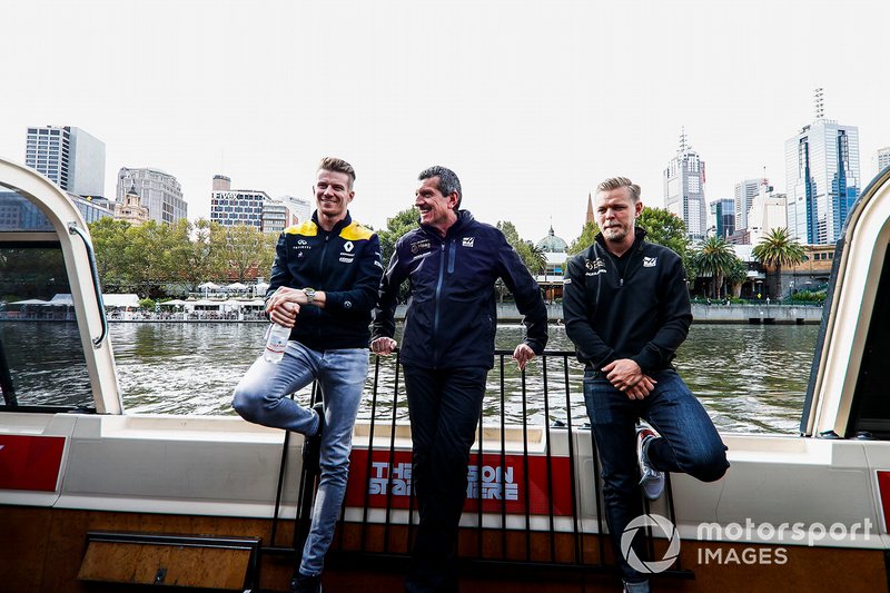 Nico Hulkenberg, Renault F1 Team, Guenther Steiner, Team Principal, Haas F1 and Kevin Magnussen, Haas F1 Team on the way to the Federation Square event