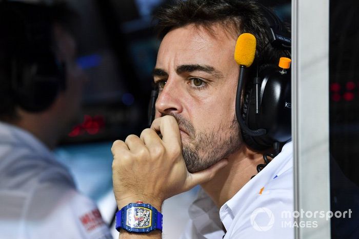 Fernando Alonso al muretto box McLaren durante le Qualifiche