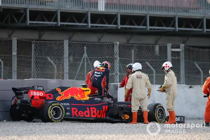 Pierre Gasly, Red Bull Racing RB15, dans les graviers après sa sortie de piste