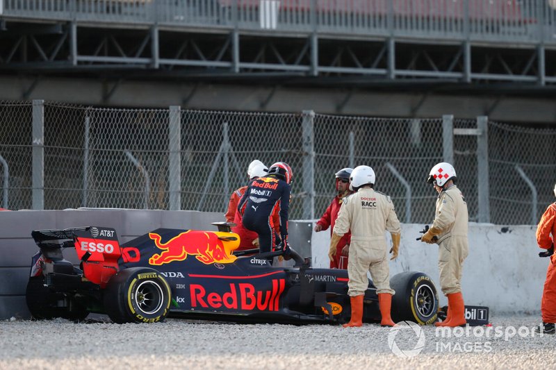 Pierre Gasly stapt uit de Red Bull Racing RB15 na een crash in Barcelona