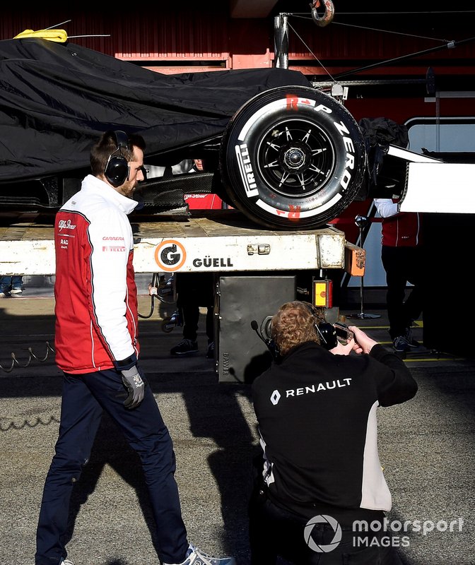 Un membro del team Renault fotografa la monoposto di Kimi Raikkonen Alfa Romeo Racing C38, mentre viene riportata ai box