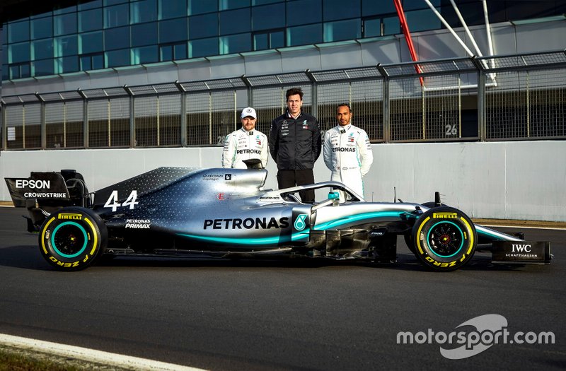 Valtteri Bottas, Toto Wolff, Lewis Hamilton con el Mercedes AMG F1 W10