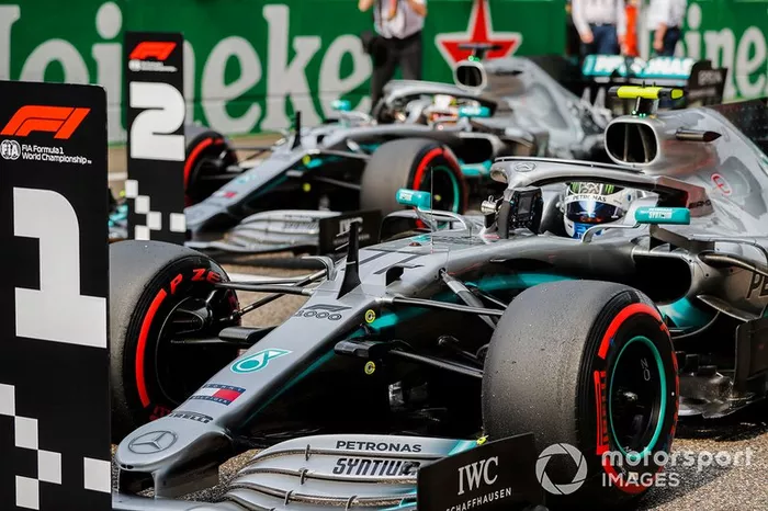 Valtteri Bottas, Mercedes AMG W10 ve Lewis Hamilton, Mercedes AMG F1 W10 in Parc Ferme 