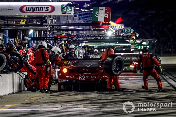 #62 Risi Competizione Ferrari 488 GTE, GTLM: Davide Rigon, Miguel Molina, Alessandro Pier Guidi, James Calado, pit stop