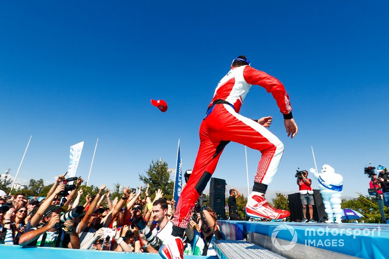 Pascal Wehrlein, Mahindra Racing, 2° classificato, arriva sul podio