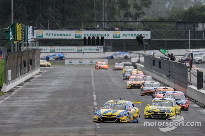 A largada contou com a briga entre Thiago Camilo, o pole, e Daniel Serra, um dos favoritos.