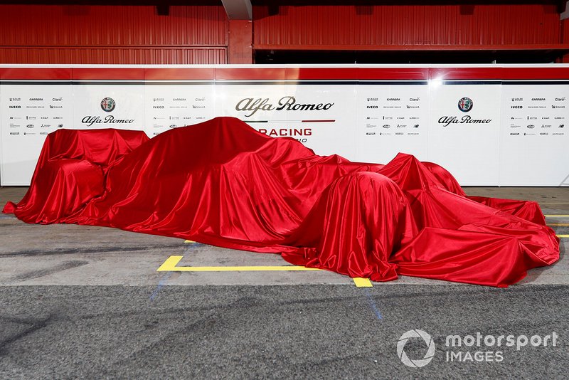 La nouvelle Alfa Romeo Racing C38 sous un drap